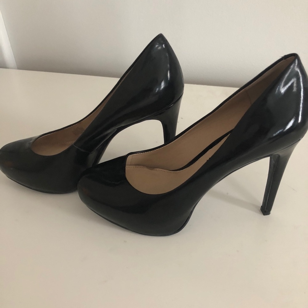 Gianni Bini Black Leather Pumps